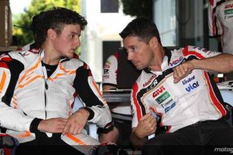 Pebalap LCR Honda asal Australia, Jack Miller (kiri), berdiskusi dengan pemilik tim, Lucio Cecchinello, pada sesi uji coba di Sirkuit Sepang, Malaysia, November 2014.