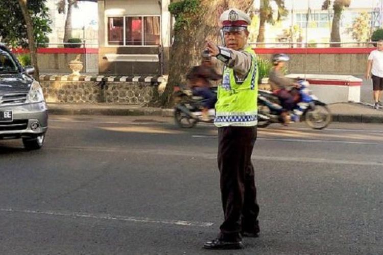 Brigadir Kepala Seladi, anggota polisi lalu lintas di Malang, Jawa Timur, di luar jam dinasnya mengumpulkan limbah untuk diolah kembali, Selasa (17/5). Ia memilih mengumpulkan sampah untuk mencari uang tambahan bagi keluarganya. Uang tak halal, menurut dia, tidak akan membawa berkah. 