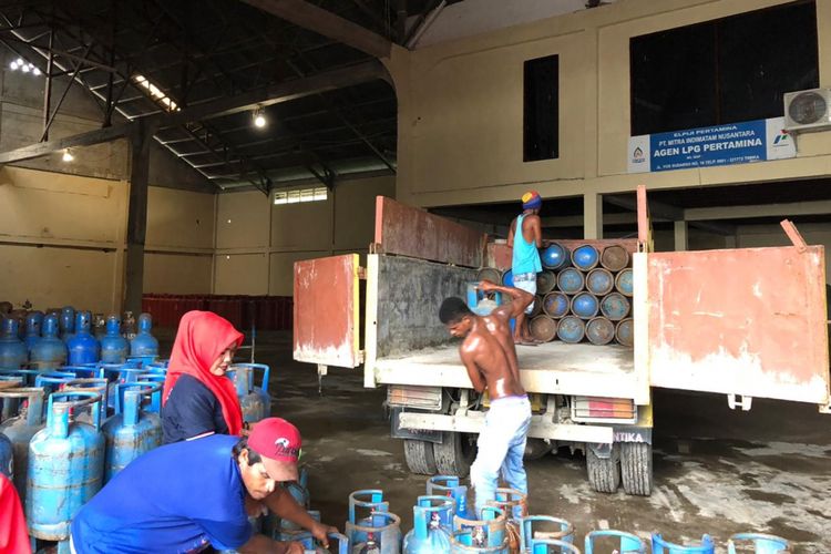 Gas elpiji yang baru tiba di Timika yang berada di distributor. 