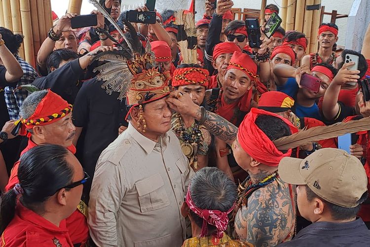 Capres nomor urut 2 Prabowo Subianto dicalek oleh Panglima Jilah saat berkampanye di Pontianak, Kalimantan Barat, Sabtu (20/1/2024). 