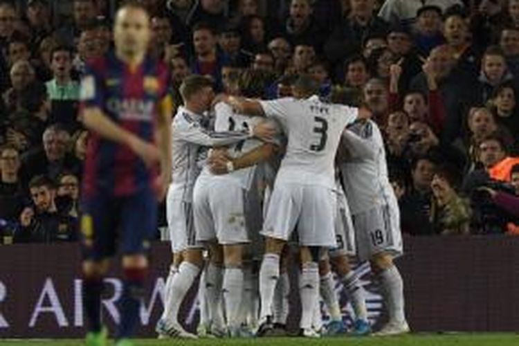 Para pemain Real Madrid merayakan gol ke gawang Barcelona pada laga Divisi Primera di Stadion Camp Nou, Barcelona, Minggu (22/3/2015).