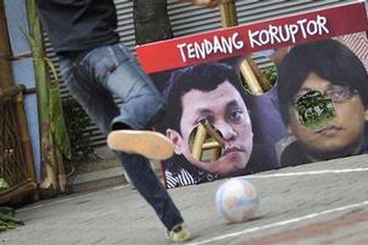 ICW mengadakan acara tendang Gayus Tambunan di KPK pada 9 Desember 2010 bertepatan dengan Hari Antikorupsi Sedunia.