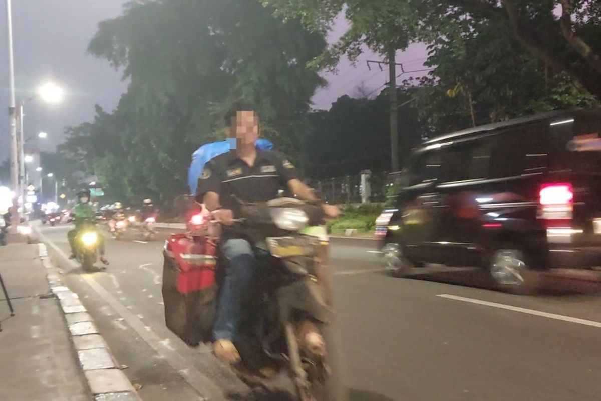 Sejumlah pemotor yang nekat melawan arah di tempat kejadian perkara (TKP) kecelakaan antara tujuh motor dan sebuah truk di Jalan raya Lenteng Agung, Jagakarsa, Jakarta Selatan, Rabu (28/8/2023).