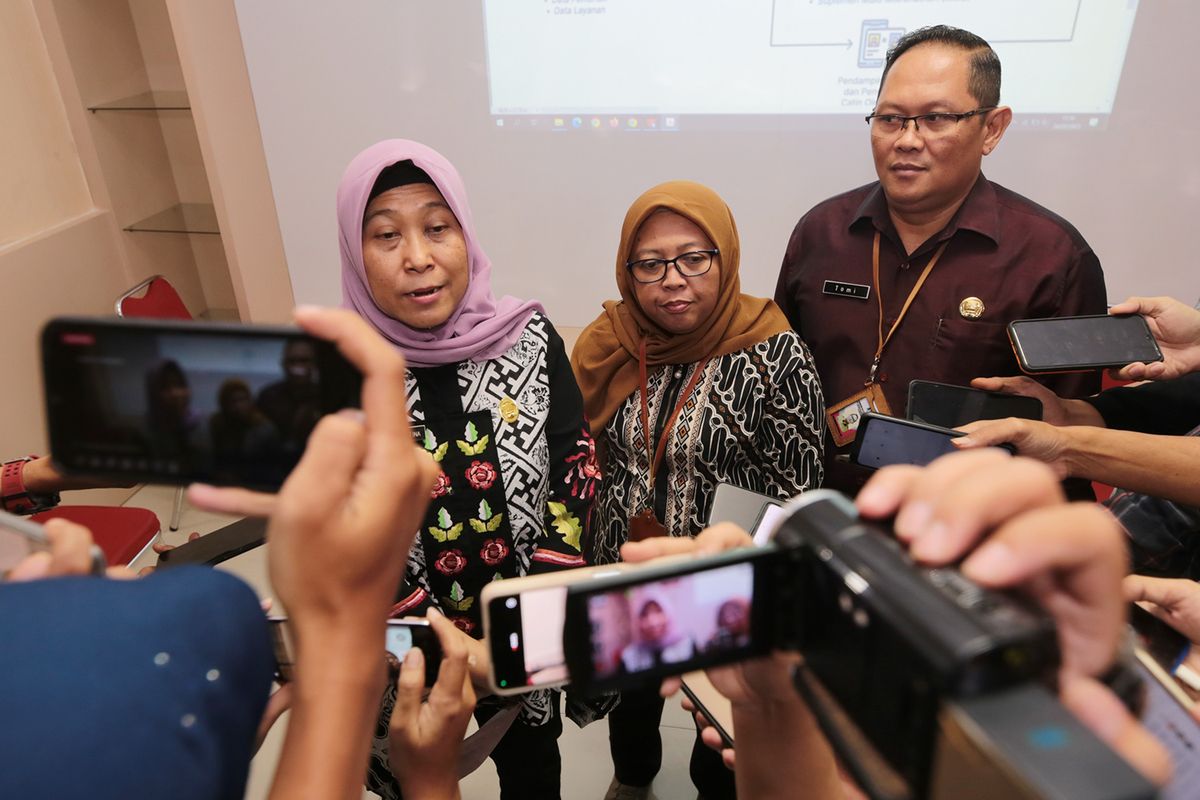 Kepala Dinkes Surabaya Nanik Sukristina bersama DP3A-PPKB Surabaya Tomi Ardiyanto dan Kepala Bappeda Litbang Surabaya Febrina Kusumawati saat konferensi pers soal penurunan angka stunting di Surabaya, Kamis (26/1/2023).