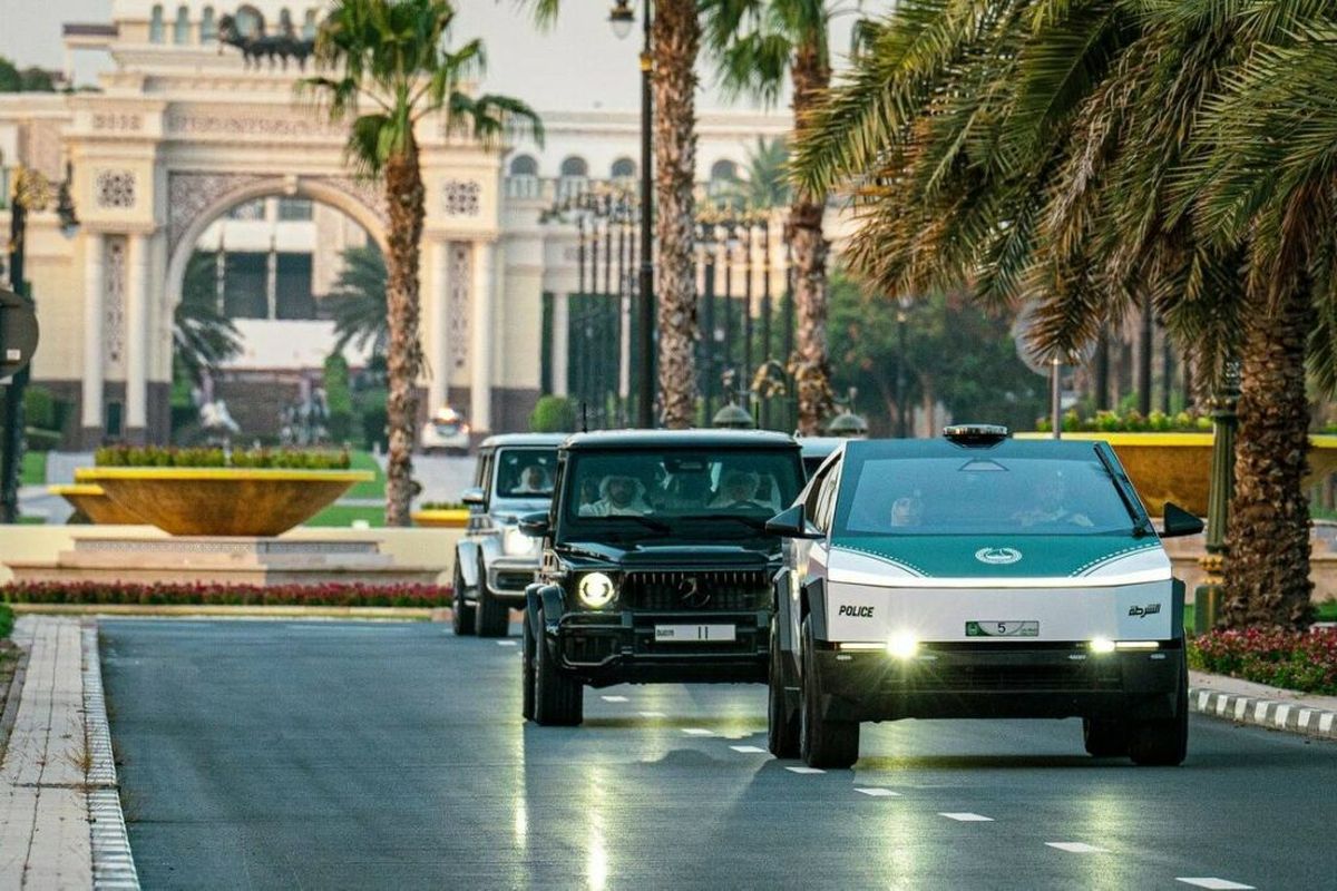 Kepolisian Dubai menambah mobil patroli polisi yaitu truk listrik Tesla Cybertruck.