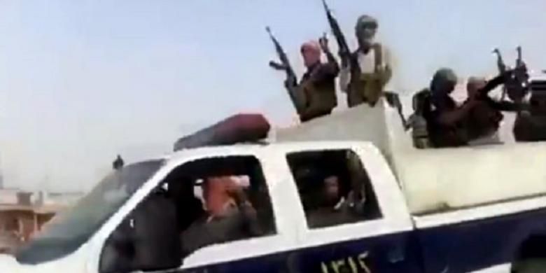 Islamic State militants in Iraq arrive at the country's Beiji oil refinery (17/6/2014). 