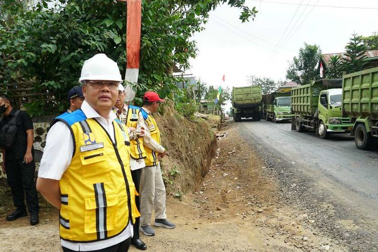 Gubernur Bengkulu, Rohidin Mersyah dalam kunjungan daerah memantau perbaikan jalan provinsi di beberaoa kabupaten