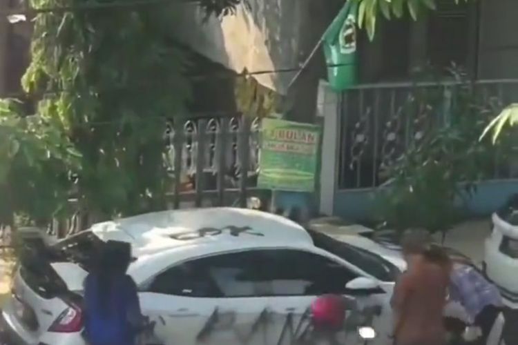 Mobil sedan Honda Civic lansiran 2019 milik Delva Eris Meirinda, yang menjadi sasaran vandalisme di Jalan Soewoko, Lamongan.