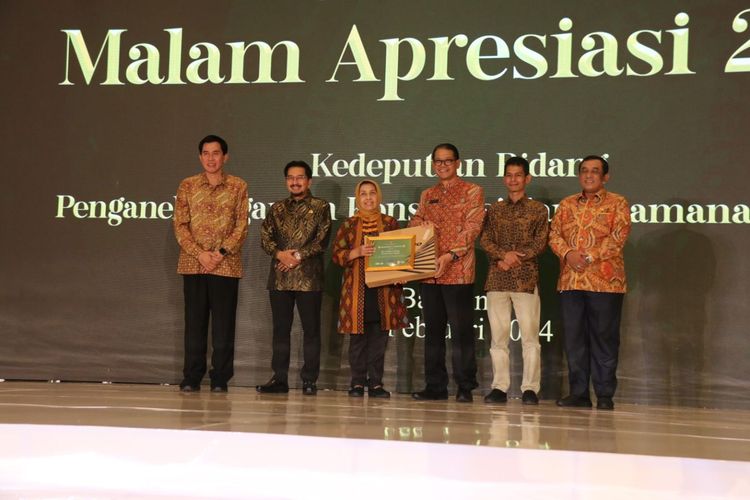 Ketiga penghargaan diserahkan Deputi Penganekaragaman Konsumsi dan Keamanan Pangan Bapanas Andriko Noto Susanto, kepada Kepala Dinas Ketahanan Pangan (Dishanpan) Jawa Tengah Dyah Lukisari, pada Malam Apresiasi di Trans Luxury Hotel, Kamis (15/2/2024).