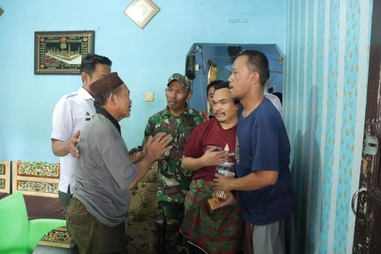 Tim kesehatan RSJ saat mendatangi kediaman pasien ODGJ di Kacang Pedang, Pangkalpinang, Rabu (23/8/2023).