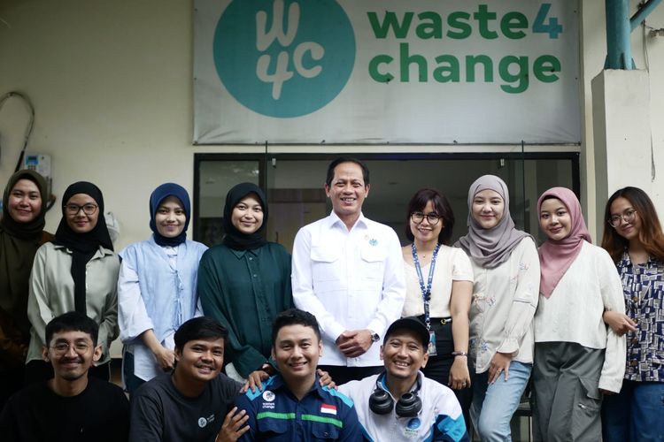 Menteri Lingkungan Hidup, Hanif Faisol Nurofiq melakukan kunjungan ke fasilitas pemulihan material Waste4Change di Bekasi, Jawa Barat pada 14 Januari 2025.
