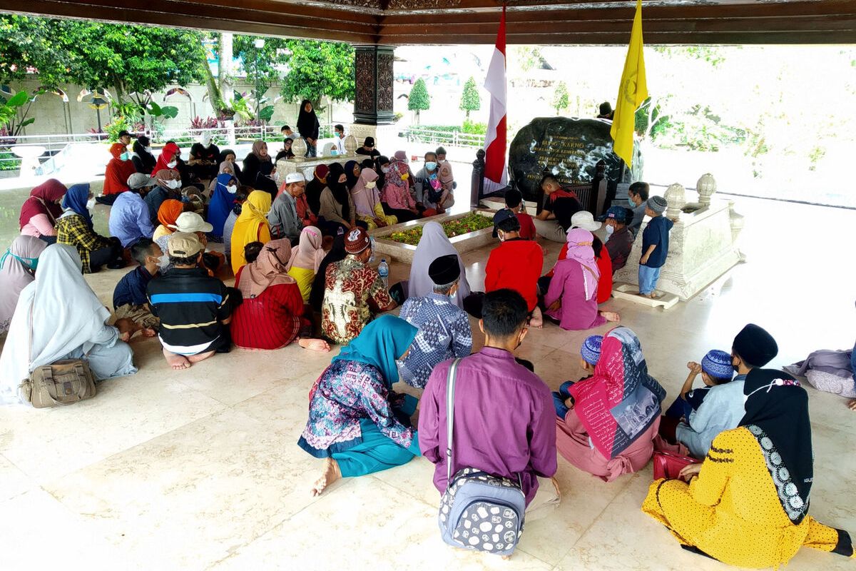 Peziarah berdoa di pusara Makam Bung Karno di Kelurahan Bendogerit, Kota Blitar, Selasa (1/2/2022)