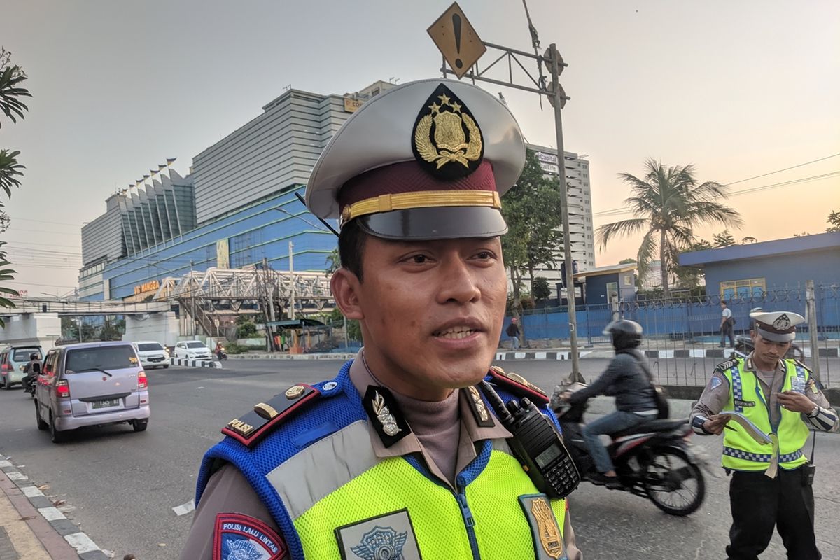 Ipda Sigit P, Panit Turjawali Satlantas Jakarta Utara memberi keterangan terkait penindakan pelanggar ganjil genap di Jalan Gunung Sahari