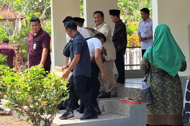 Menteri Pertahanan Prabowo Subianto usai ziarah ke makam leluhurnya di Desa Dawuhan, Kabupaten Banyumas, Jawa Tengah, Minggu (29/10/2023).