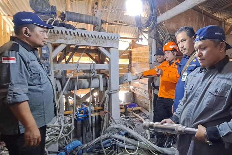 Tim ESDM Jateng menurunkan kamera hold ke lubang galian tambang emas Desa Pancurendang, Kecamatan Ajibarang, Kabupaten Banyumas, Jawa Tengah, Kamis (27/7/2023).