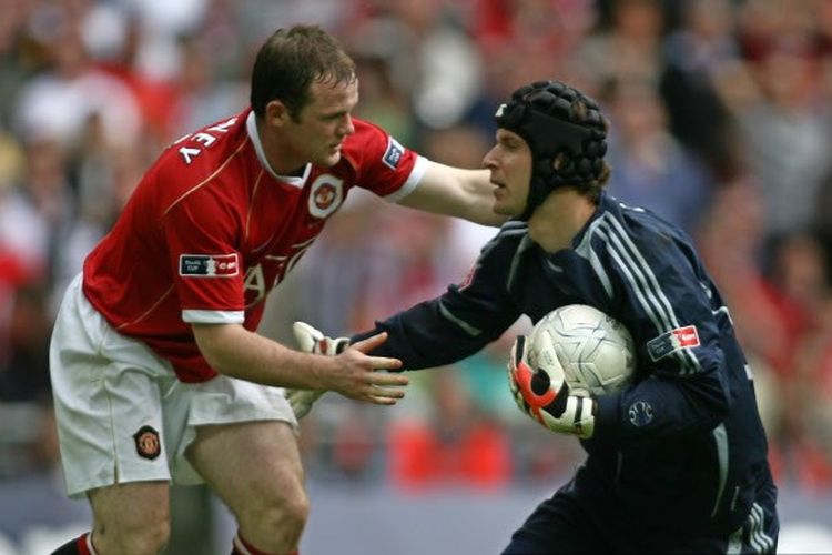 Wayne Rooney (kiri) dan Petr Cech (kanan).