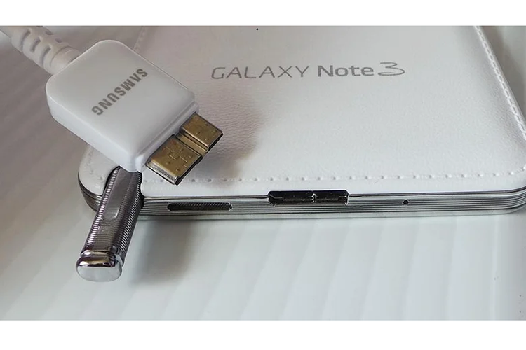 Tampilan Samsung Galaxy Note 3 dengan port USB 3.0 Micro-B.