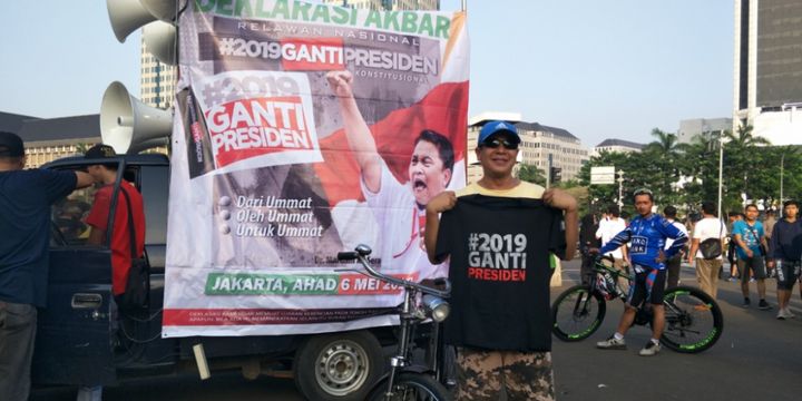 Seorang relawan berdiri di depan mobil komando deklarasi #2019GantiPresiden di Kawasan Monas, Jakarta Pusat, Minggu (6/5/2018).