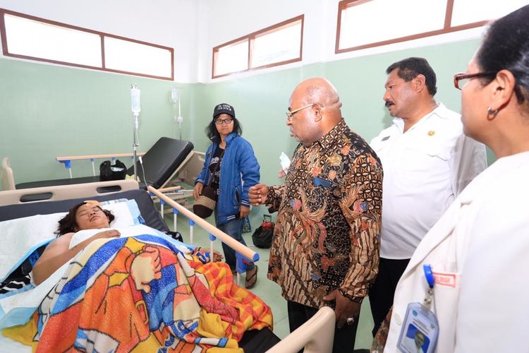 Gubernur Papua Lukas Enembe membesuk korban kerusuhan Wamena yang sedang dirawat di RSUD Wamena, Kabupaten Jayawijaya, Papua, Rabu (25/9/2019)