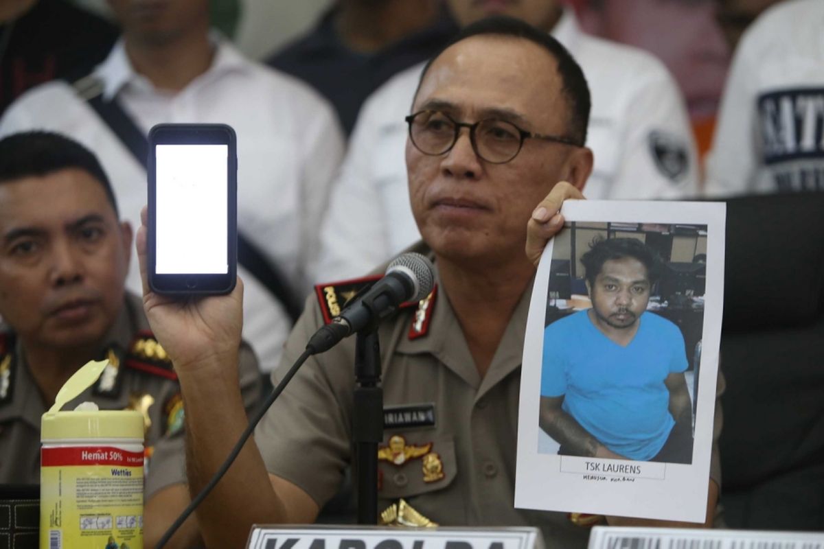 Kapolda Metro Jaya Irjen Mochamad Iriawan menunjukan foto tersangka terkait kasus penganiayaan dan pengeroyokan terhadap pakar IT ITB Hermansyah saat rilis kasus di Gedung Utama Polda Metro Jaya, Jakarta, Kamis (13/7/2017).  Iriawanmenjelaskan bahwa kasus pengeroyokan Hermansyah ini terjadi secara spontan tidak ada rekayasa dan tidak ada hubungannya dengan Habib Rizieq.