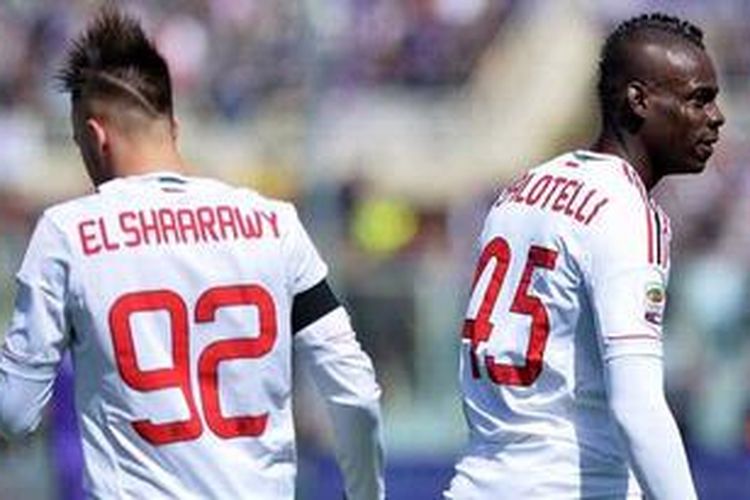 Dua penyerang AC Milan dari Italia, Mario Balotelli (kanan) dan Stephan El Shaarawy, bereaksi dalam laga Serie-A melawan Fiorentina di Stadion Artemio Franchi, Minggu (7/4/2013). Pertandingan itu berakhir 2-2. 