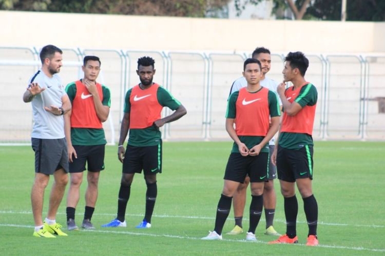 Pelatih Timnas Indonesia, Simon McMenemy memberi instruksi ke pemainnya.