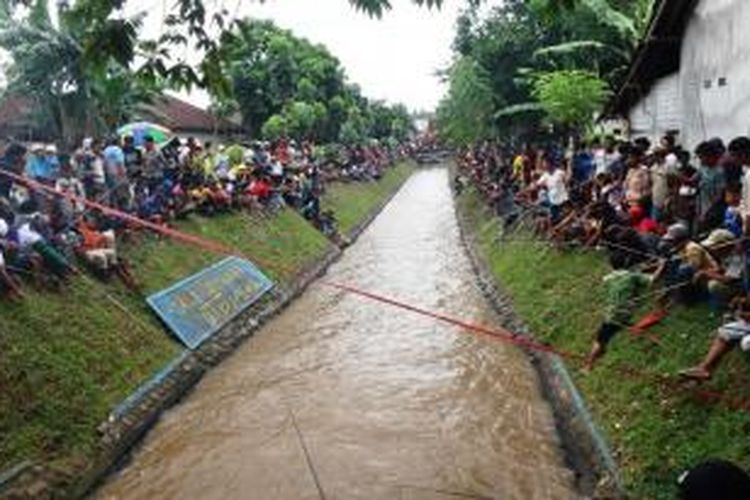 Ribuan orang di Kabupaten Jember, Jawa Timur, mengikuti kegiatan mancing lele gratis di Sungai Tolbuk, Desa Wonojati, Kecamatan Jenggawah, Kamis (19/2/2015).