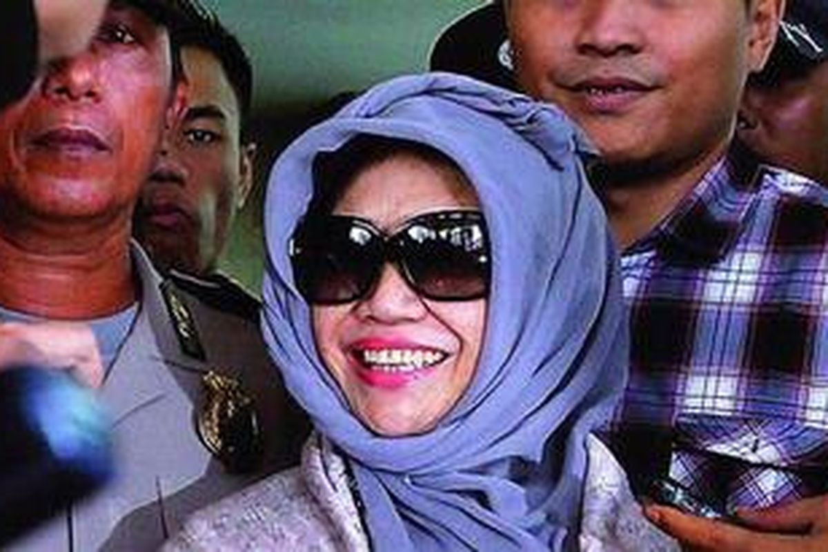 Nunun Nurbaeti seusai menjalani pemeriksaan penyidik Komisi Pemberantasan Korupsi (KPK) di Gedung KPK, Jakarta, Jumat (30/12/2011). Nunun kembali diperiksa untuk pendalaman kasus dugaan suap cek perjalanan pada pemilihan Deputi Gubernur Senior Bank Indonesia tahun 2004.