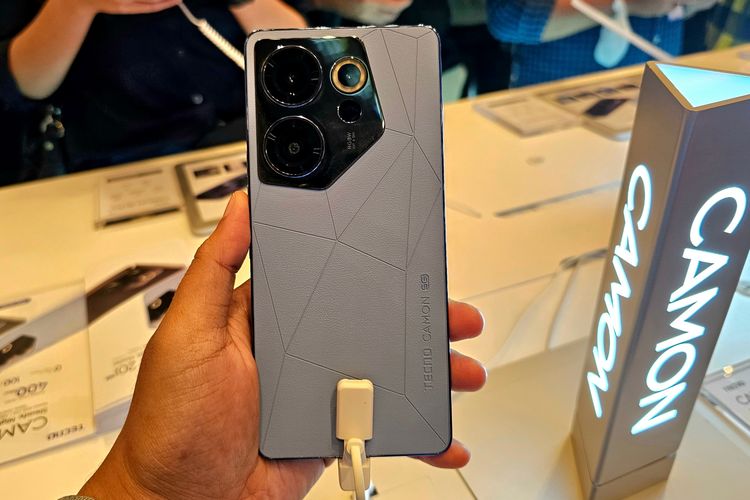 Tecno Camon 20 Premiere 5G dengan punggung desain puzzle.