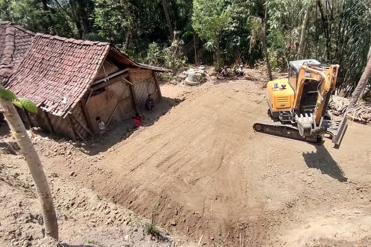 Proses menutup lubang raksasa tengah berlangsung di Pedukuhan Popohan, Kalurahan Banjararum, Kapanewon Kalibawang, Kabupaten Kulon Progo, Daerah Istimewa Yogyakarta. Mereka mendatangkan mini ekskavator untuk mengerjakannya. Lubang itu diuruk pakai tanah dan batu andesit.