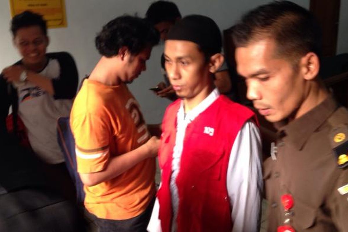 Prio Santoso (24) keluar ruangan sidang setelah selesai membacakan pembelaan di Pengadilan Negeri Jakarta Selatan, Rabu (11/11). 