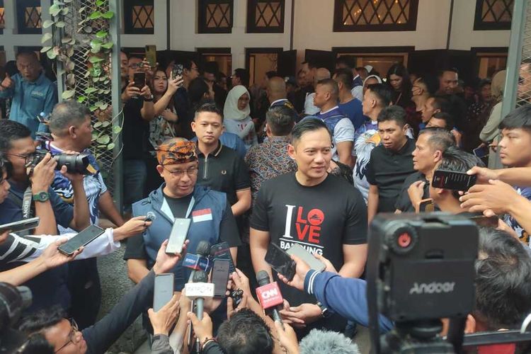 Bacapres Anies Baswedan dan Ketua Umum Partai Demokrat AHY usai menggelar diskusi berdama anak muda di Rumah Kentang, Kota Bandung, Jawa Barat, pada Sabtu (5/8/2023)