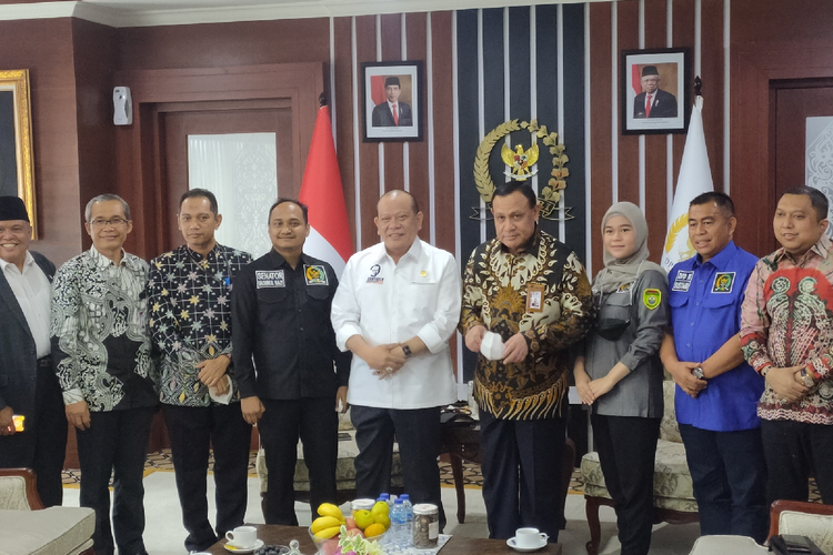 Ketua KPK Firli Bahuri dan Ketua DPD LaNyalla Mahmud Mattalitti beserta jajaran pimpinan DPD RI di Kompleks Parlemen Senayan, Jakarta, Selasa (14/12/2021).