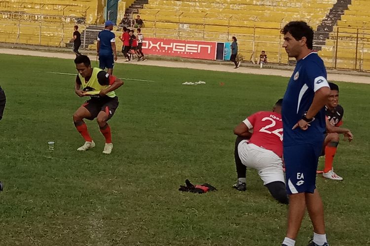 Tim Semen Padang menggelar latihan di Stadion H.  Agus Salim Padang