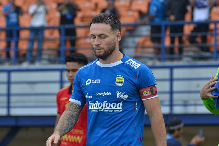 Kapten Persib Bandung Marc Klok memimpin pasukannya menghadapi Persija Jakarta pada 23 September 2024 di laga pekan ke-6 Liga 1 2024-2025, di Stadion Si Jalak Harupat, Soreang, Kabupaten Bandung. 