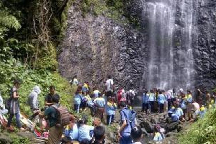 Desa Tanalum, Kecamatan Rembang, Kabupaten Purbalingga, Jateng, memiliki sedikitnya enam curug atau air terjun. 