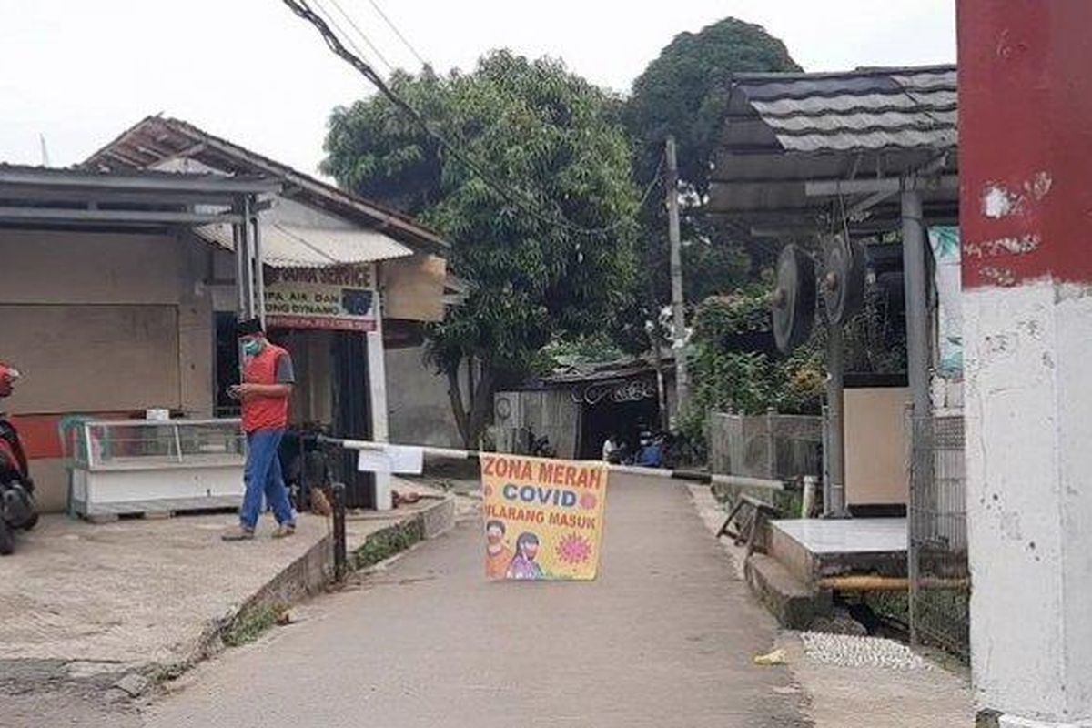Warga di lingkungan Jalan Beringin RT 04/7, Kelurahan Pamulang Barat, Pamulang, Kota Tangerang Selatan menerapkan lockdown lokal, Rabu (23/6/2021).