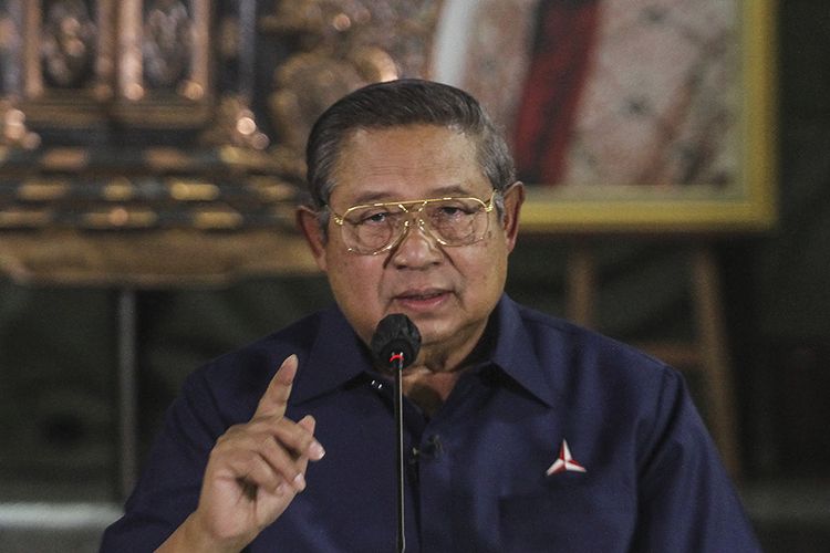 Ketua Majelis Tinggi Partai Demokrat Susilo Bambang Yudhoyono menyampaikan keterangan pers terkait KLB Partai Demokrat di Puri Cikeas, Bogor, Jawa Barat, Jumat (5/3/2021). SBY merespons KLB Partai Demokrat (PD) di Deli Serdang (5/3/2021), yang diklaim sepihak sejumlah orang, yang memutuskan Kepala Staf Kepresidenan Moeldoko menjadi Ketum Demokrat periode 2021-2025.