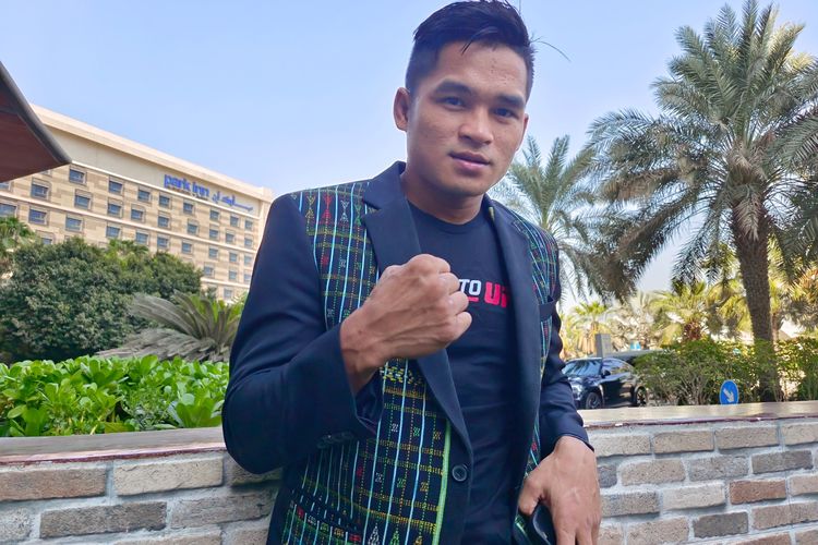 Petarung MMA asal Indonesia, Jeka Saragih, berpose  dalam sebuah wawancara eksklusif di Hotel Raddison, Yas Island, Abu Dhabi, pada Kamis (20/10/2022). Jeka akan bertarung di Road to UFC pada Minggu (23/10) sore WIB.