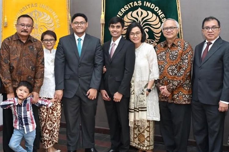 Sri Mulyani tampil elegan di wisuda putranya. Kenakan tunik putih tulang, batik cokelat, hingga heels nude, ini detail gaya anggunnya.