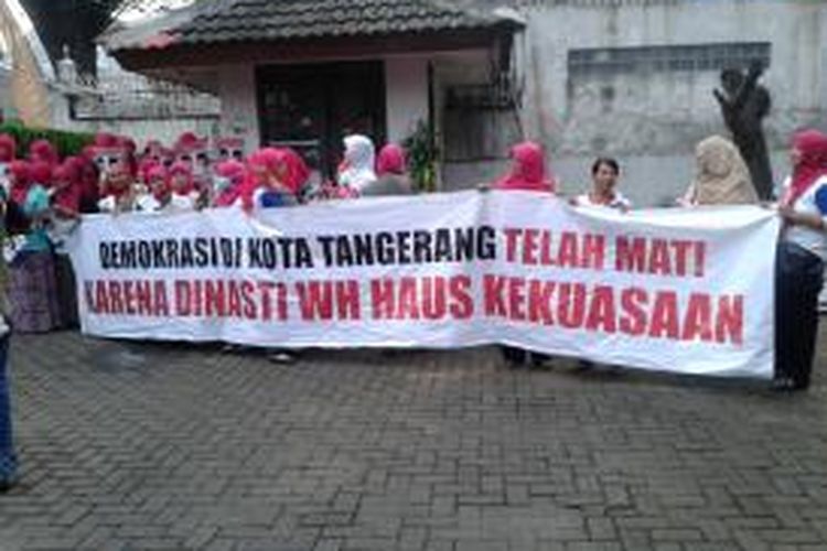 Massa wanita pendukung bakal calon Wali Kota dan Wakil Wali Kota Tangerang Arief R Wismansyah-Sachrudin saat berunjuk rasa di depan kantor KPUD Kota Tangerang, Kamis (25/7/2013)