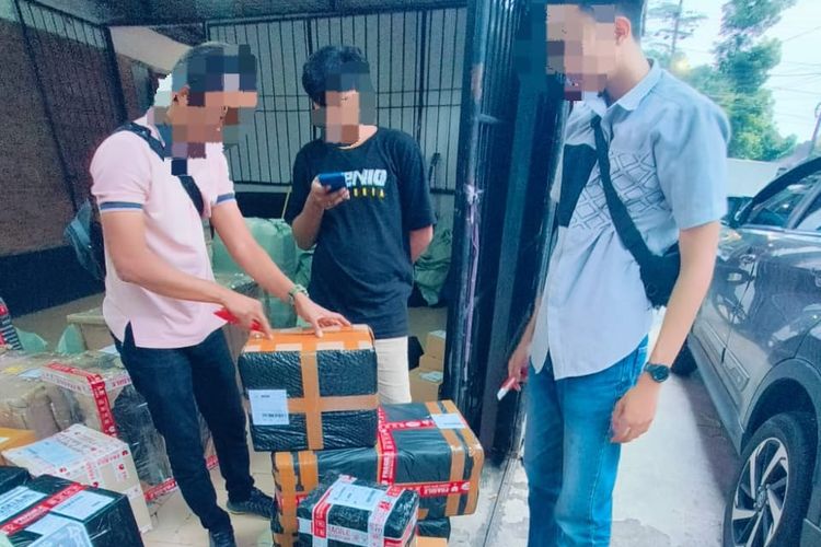 Bea Cukai Malang melakukan pemeriksaan terhadap dua jasa ekspedisi di Kota Malang untuk memberantas peredaran rokok ilegal, Kamis (29/2/2024).