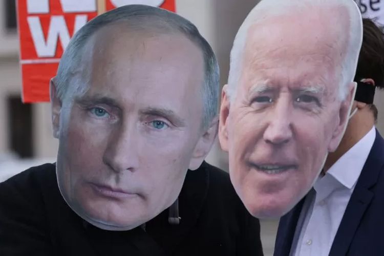 Para pengunjuk rasa berpakaian seperti Presiden Rusia Vladimir Putin (kiri) dan Presiden AS Joe Biden (kanan) di Berlin, Jerman, (9/2/2022).