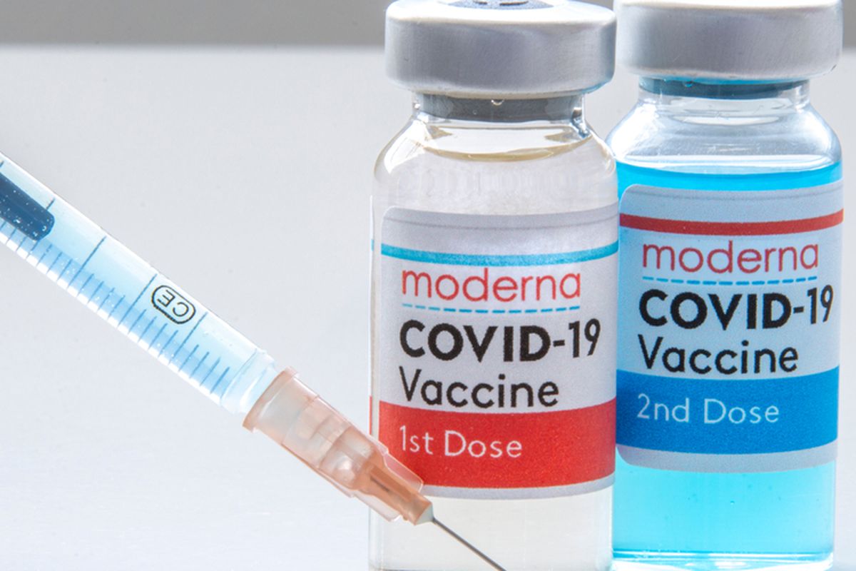 Ilustrasi vaksin booster Moderna. Moderna laporkan perlindungan vaksin Covid-19 yang dikembangkannya terus berkurang seiring waktu. Perusahaan mendukung pemberian dosis booster atau dosis ketiga untuk vaksin mRNA ini.
