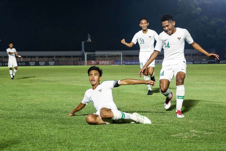 Pemain timnas Indonesia U-19, David Maulana merayakan gol saat melawan timnas Hong Kong U-19 pada laga babak kualifikasi grup K Piala Asia U-19 2020 di Stadion Madya Gelora Bung Karno, Senayan, Jakarta, Jumat (8/11/2019). Pertandingan timnas U-19 Indonesia vs Hong Kong berakhir dengan skor 4-0.
