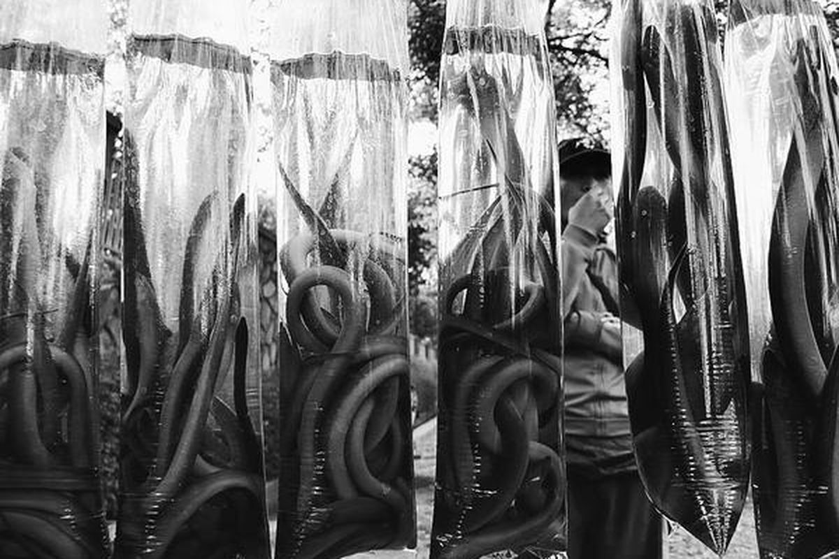 Ebiet menjajakan belut segar di sekitar pinggiran Jalan Rumah Sakit, Kota Bandung, Jawa Barat, Minggu (11/5). Belut segar ini ditawarkan dengan harga Rp 10.000 per kantong berisi lima sampai sepuluh ekor. Belut-belut ini banyak dibeli wisatawan luar kota yang melewati jalan tersebut, seperti dari Jakarta dan Bogor, untuk dijadikan oleh-oleh. Jika ramai pembeli, Ebiet bisa menjual sekitar 50 kantong per hari.  