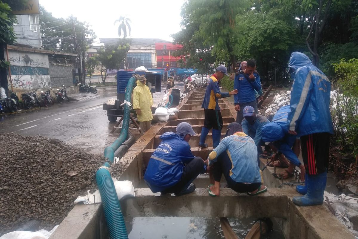 Pembangunan kolam olakan di kawasan Green Garden Cengkareng Jakarta Barat oleh Suku Dinas Sumber Daya Air Jakarta Barat Selasa (5/1/2021)