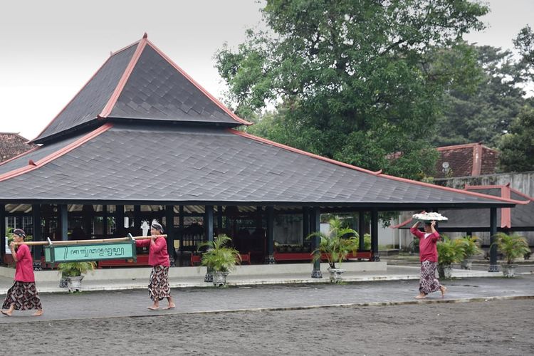 Abdi dalem melewati Bangsal Trajumas yang berada di kompleks Srimanganti, Keraton Yogyakarta.