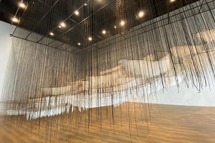 Where Are We Going?, salah satu instalasi dalam pameran Chiharu Shiota: The Soul Trembles di Museum MACAN, 26 November - 30 April 2023. 