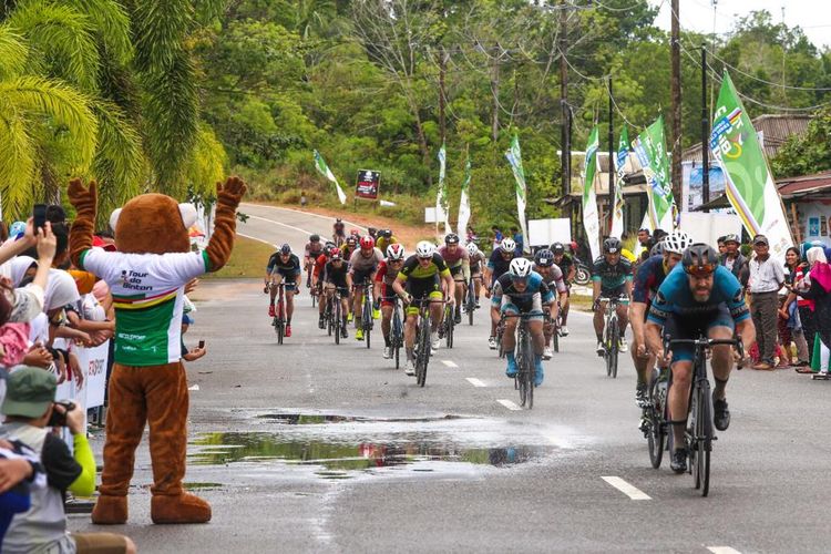 Pembalap sepeda dunia beradu kecepatan di kejuaraan Tour de Bintan.